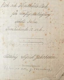 Närbild av gulnat papper med text skriven i handstil. Länkar till artikel om hushållsböcker och receptböcker.