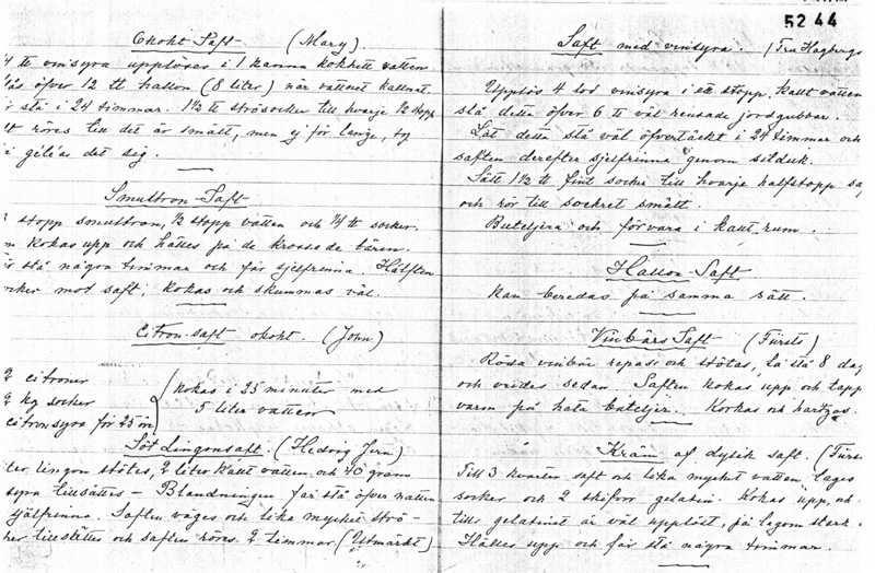 Kopierat uppslag från handskriven receptbok. Uppslaget visar recept på saft skrivet i skrivstil på linjerade rader. 