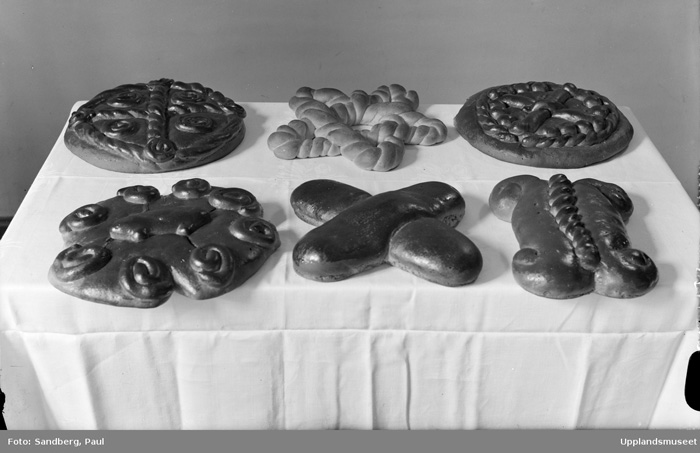 Svartvitt fotografi av bord med kakor i olika former