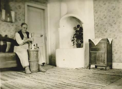 Smörkärning i Kinnarumma, Västergötland år 1927.