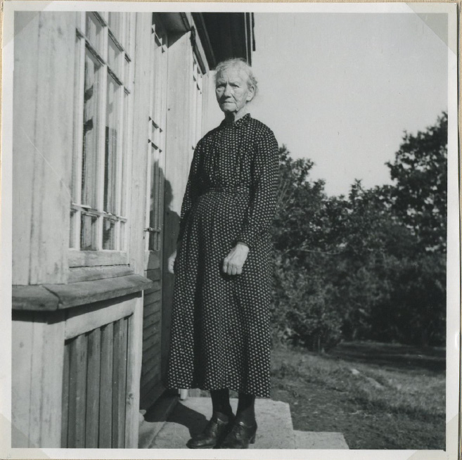 Maria Aronsson fotograferad i Råggärd, Dalsland i samband med inspelning år 1950.