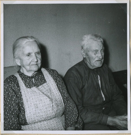 I en inspelning 1953 berättade Anna Charlotta och Anders Gustav Andersson bland annat om skördearbete i Närke.