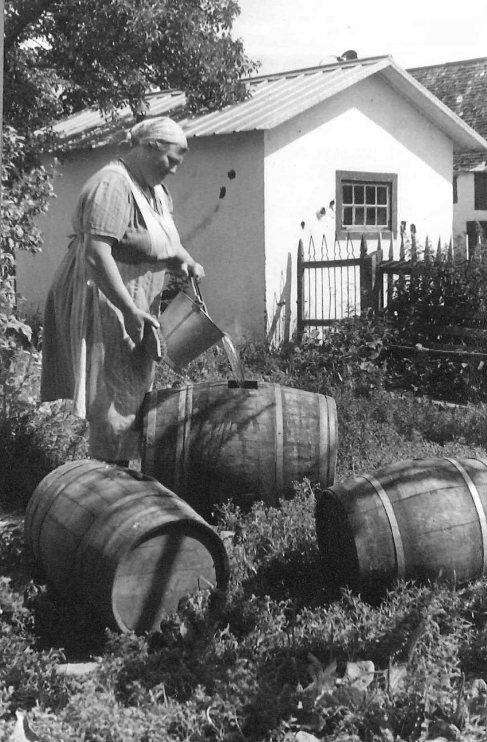 "Husmodern, fru Linnéa Pettersson, sköljer ur sina dryckeskaggar med friskt vatten". Foto: Gunhild Thörn/Institutet för språk och
 folkminnen (CC BY-ND)