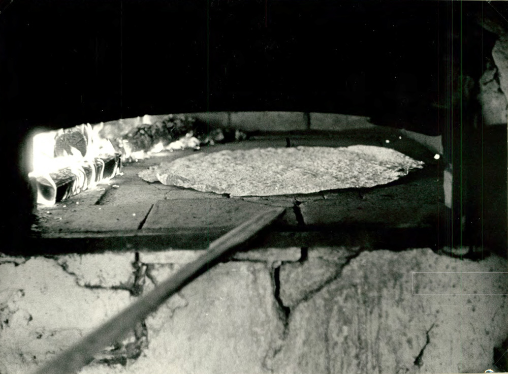 Gräddning av tunnbröd i ugn med bara en sideld. Foto: Brita Hermansson/Institutet för
 språk och folkminnen (CC BY-ND)