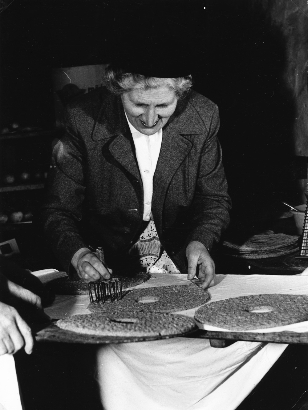 Rågbrödsbakning i Rasbo, Uppland år 1960. Efter jäsningen pickas kakorna. Foto: Wolter Ehn/Institutet för språk och 
folkminnen (CC BY-ND)